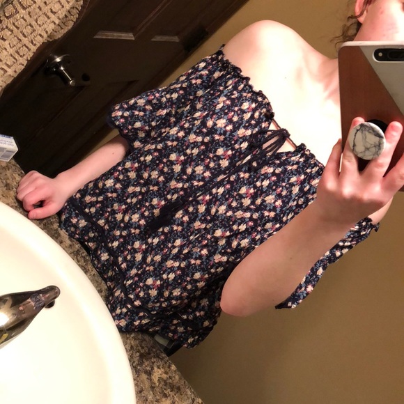 American Eagle Outfitters Tops - Floral crop top